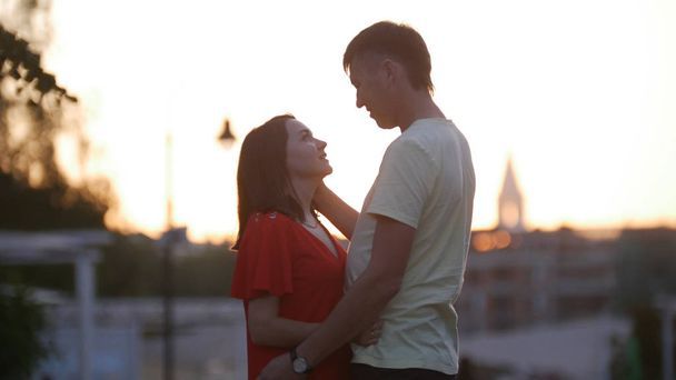 رابطه عاطفی - آموزش روابط زناشویی -شناخت مردان و زنان - عشق محبت - روانشناسی مهارت‌های ارتباطی دختران و پسران