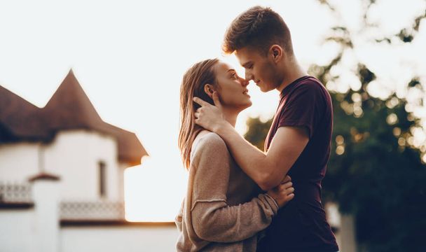 رابطه عاطفی - آموزش روابط زناشویی -شناخت مردان و زنان - عشق محبت - روانشناسی مهارت‌های ارتباطی دختران و پسران